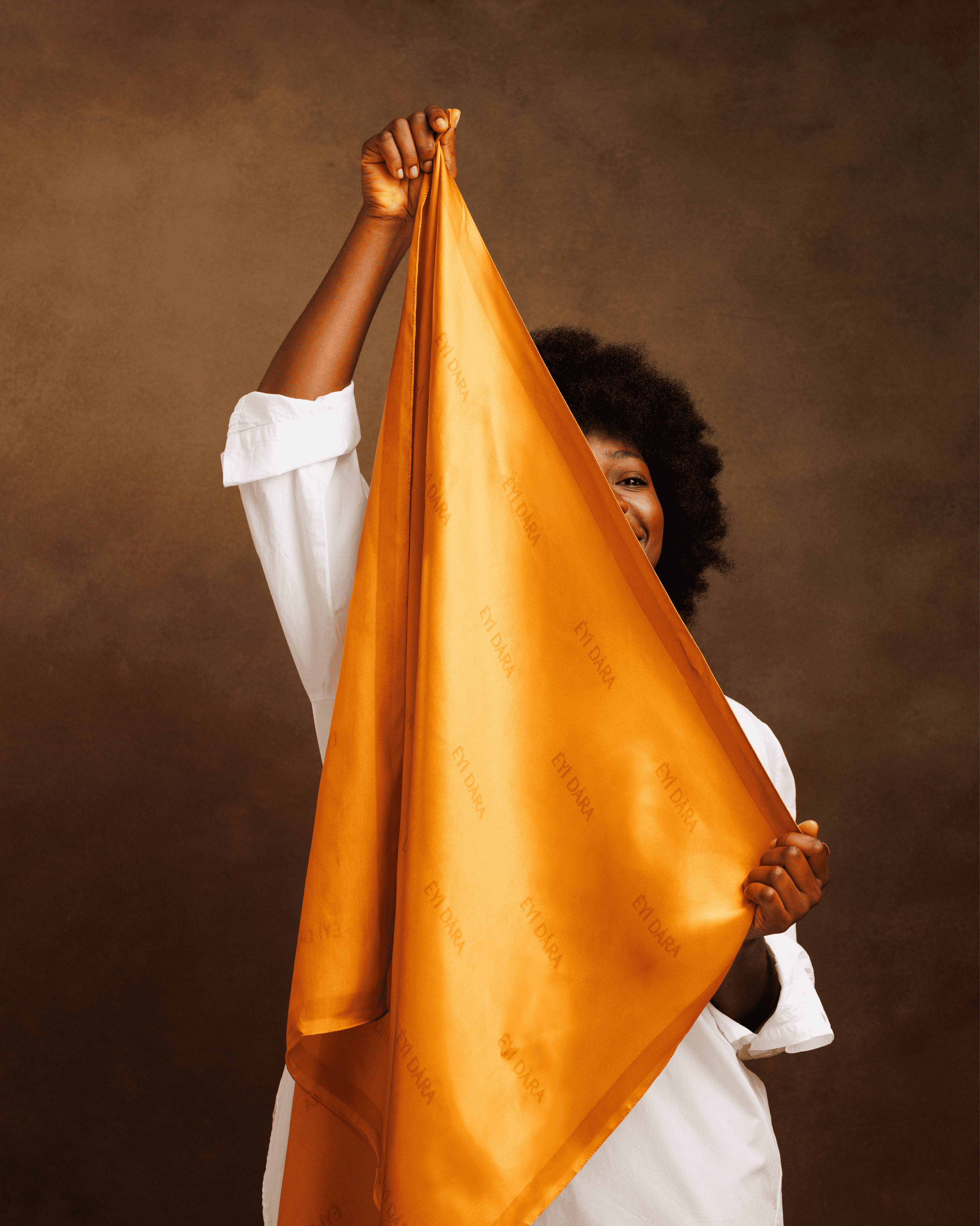 ÈYÍ DÁRA SILK SQUARE SCARF