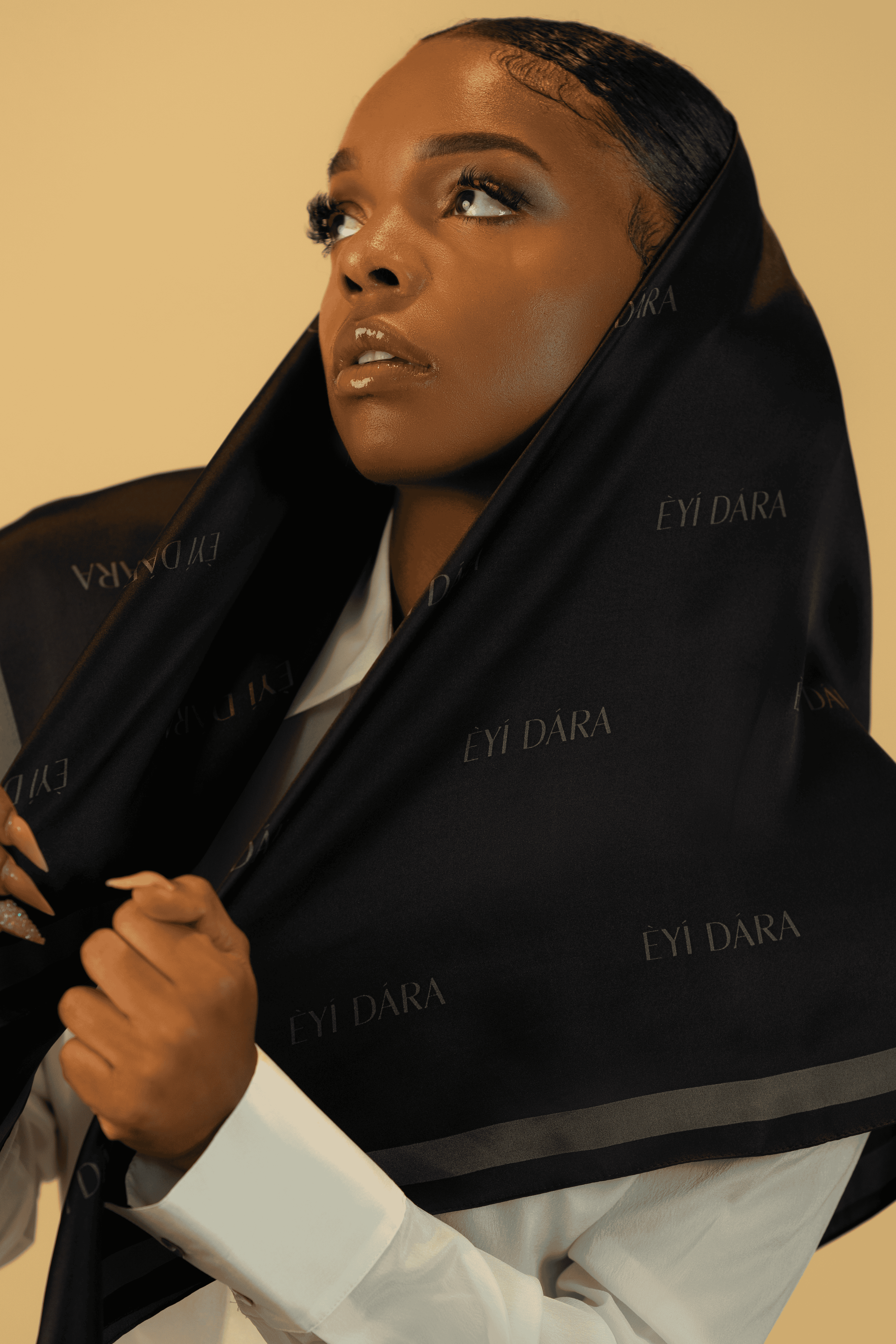 ÈYÍ DÁRA SILK SQUARE SCARF