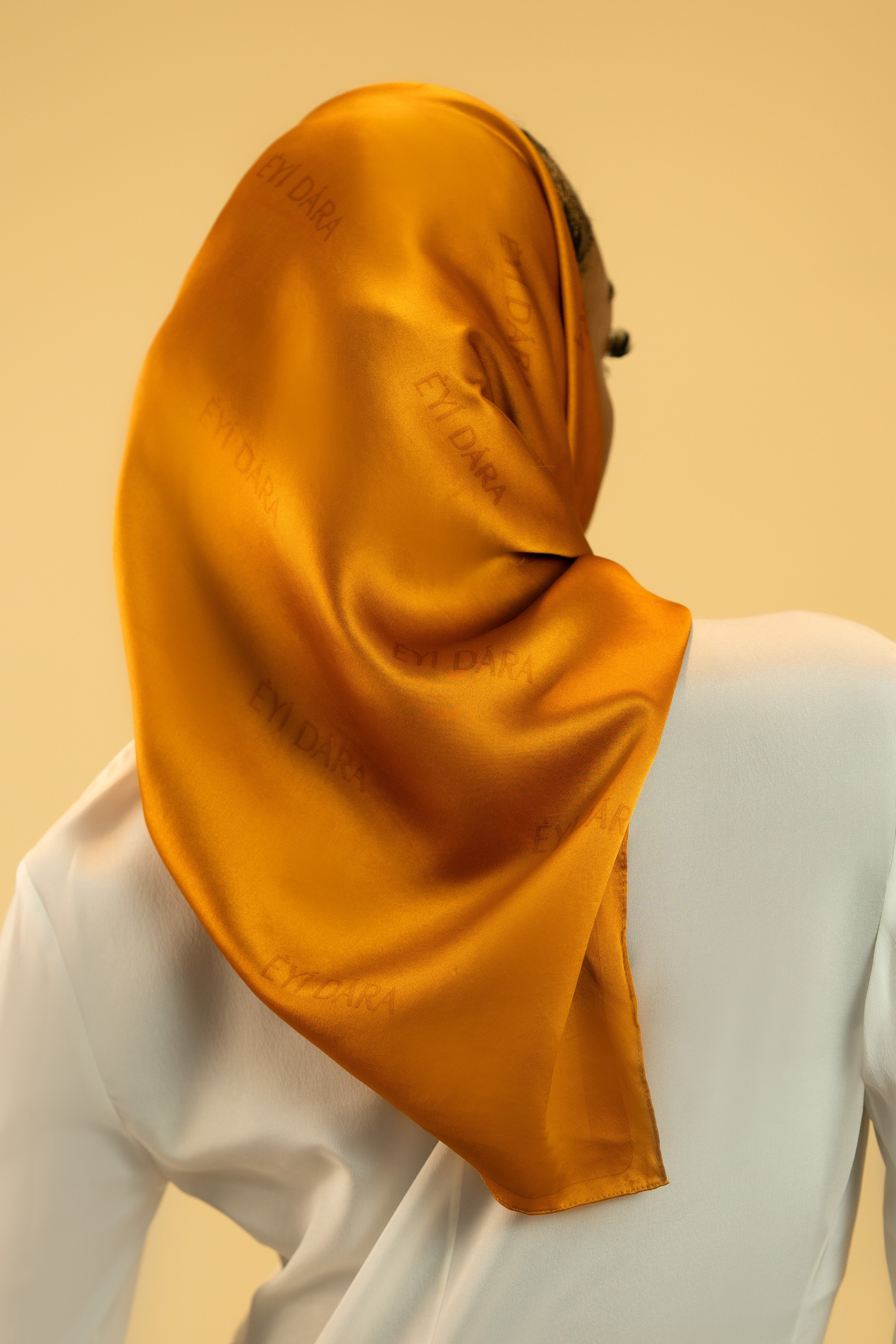 ÈYÍ DÁRA SILK SQUARE SCARF