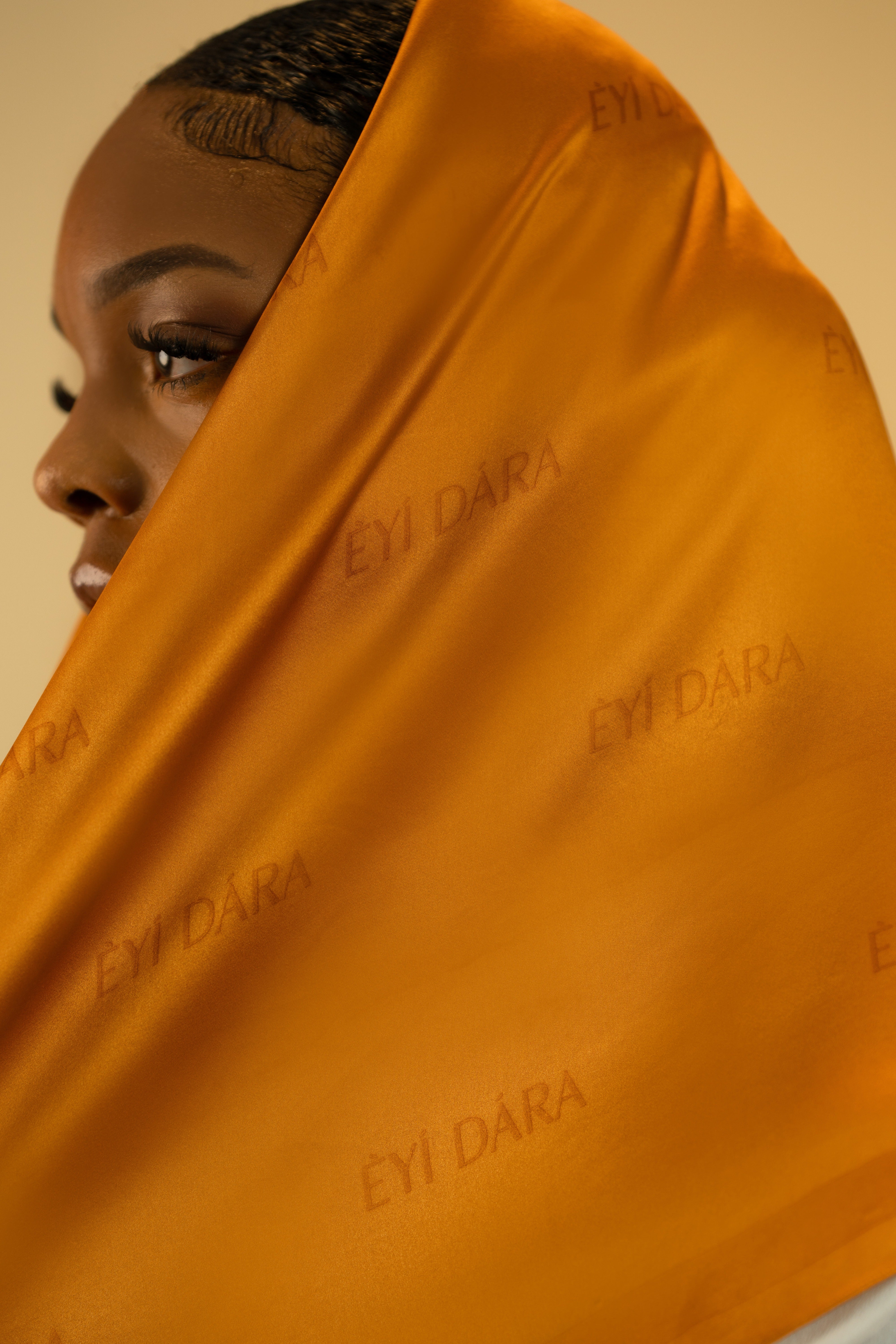 ÈYÍ DÁRA SILK SQUARE SCARF